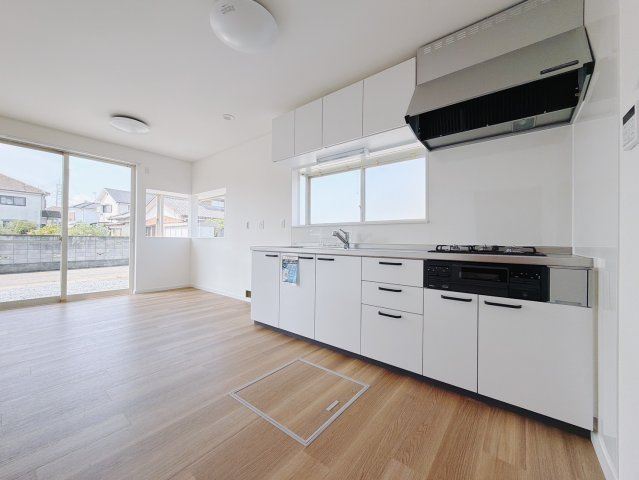 【中古戸建】児玉郡上里町大字嘉美の浴室|■キッチン｜ワークトップの幅が広く、お子様といっしょにお料理をつくったり、ちょっとしたパーティーも楽しめます。フラットなのでお掃除がしやすいのもポイントです♪