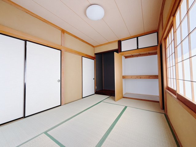 【中古戸建】児玉郡上里町大字嘉美の和室|■1階和室｜意外と場所をとるアイロンがけや、お洗濯物を畳むときにも広々と使うことができ、ちょっと一休みしたいとき、すぐに横になれるのも魅力です♪