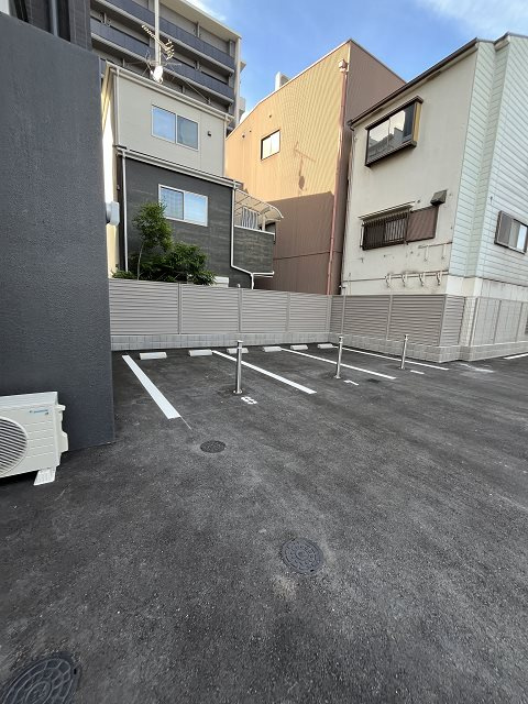 アドバンス大阪フルーヴの駐車場|車をお持ちの方に嬉しい駐車場付きの物件です