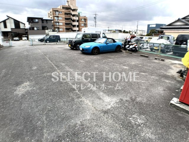【駐車場】 | メイプル羽根北 | 車をお持ちの方に嬉しい駐車場付きの物件です