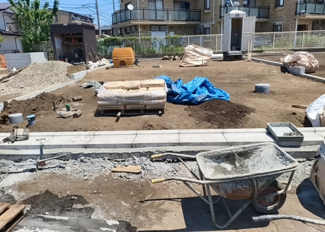 【外観】 | 土地購入を検討されている場合、境界杭がない状態で購入してしまうと境界確定測量をする必要があり、費用がかかります。購入の前に、売主、隣土地所有者立ち合いのもと境界を確定し境界杭を設置するのがベストです。