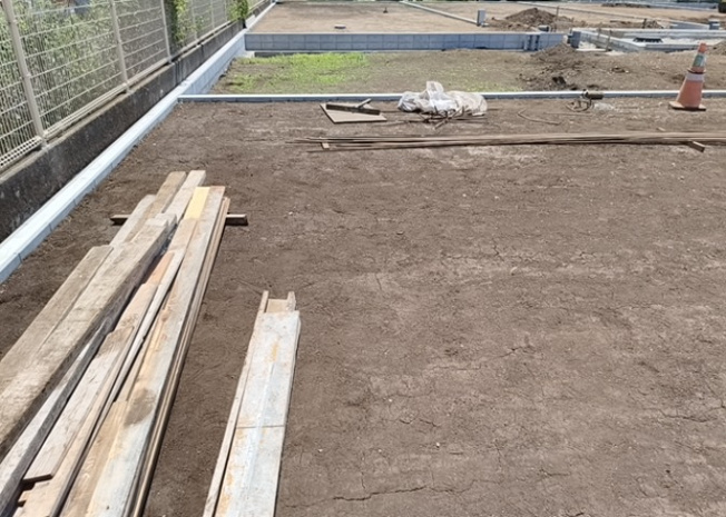 【外観】 | 家を建てる場合、方位は要チェックです。現実的に日当たりのよい家ならばリビングは南側、建築基準法でも北側に当たる家への配慮は求められています。土地を見学に行く際は、方位磁針を持って行くようにしましょう。