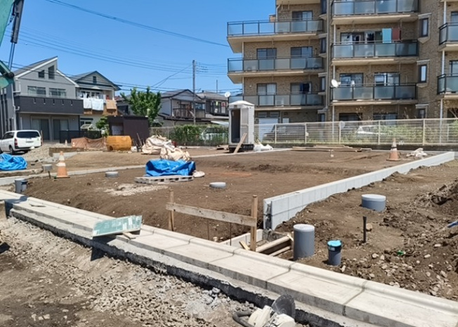 【外観】 | 現地に行くなら、物件の周囲の地形がどうなっているかを見ることも大切です。周辺より低くなっている土地では、大雨などで水が集まりやすいため、地盤が弱くなっているということも考えられるため、注意が必要です。
