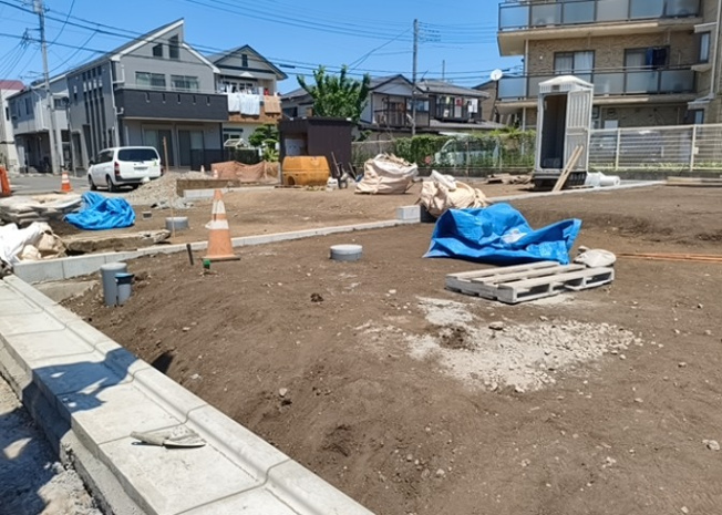 【外観】 | 隣家の土地はどうなっているのか、生活利便施設が近くにあるのか、学校まで近いかなど、お客様のライフスタイルにあわせたイメージが重要です。また、近くにあると困る施設が近くにないかも確認するといいでしょう。
