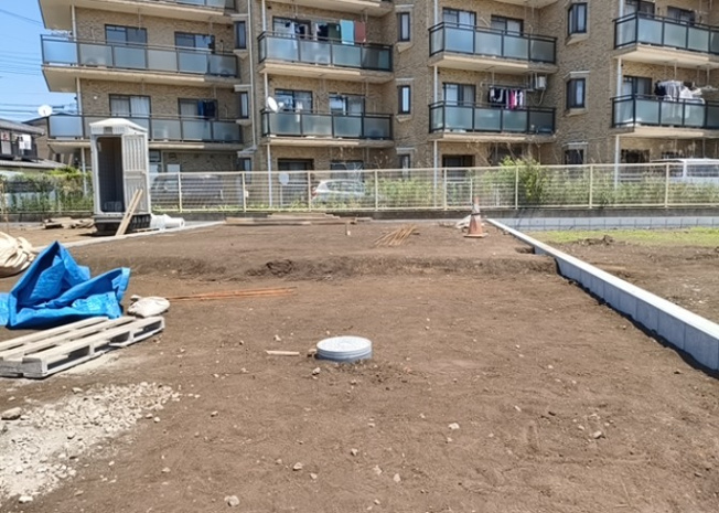 【外観】 | 土地購入を検討されている場合、境界杭がない状態で購入してしまうと境界確定測量をする必要があり、費用がかかります。購入の前に、売主、隣土地所有者立ち合いのもと境界を確定し境界杭を設置するのがベストです。