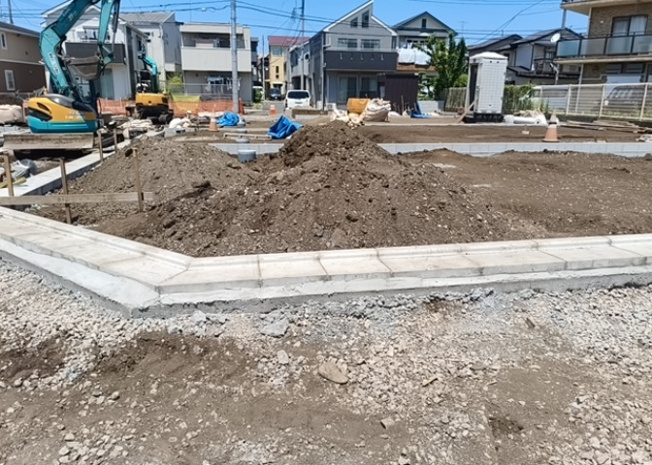 【外観】 | 土地購入を検討されている場合、境界杭がない状態で購入してしまうと境界確定測量をする必要があり、費用がかかります。購入の前に、売主、隣土地所有者立ち合いのもと境界を確定し境界杭を設置するのがベストです。