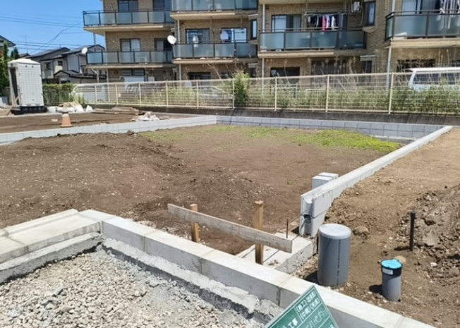 【外観】 | 家を建てる前提で土地を探している場合、地盤の丈夫さは譲れない条件の一つです。地盤が脆弱だと追加工事が必要となります。また、過去に地盤沈下や液状化現象を起こした土地は、できるだけ避けた方がいいでしょう。