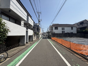 【前面道路含む現地写真】 | 幅員5.8mのゆとりある公道に接しています。見通しが良く、歩行者や車のすれ違いもゆったりと行える道路幅が確保されているため、小さなお子様がいるご家族の日常の歩行や大型車の通行も安心です。