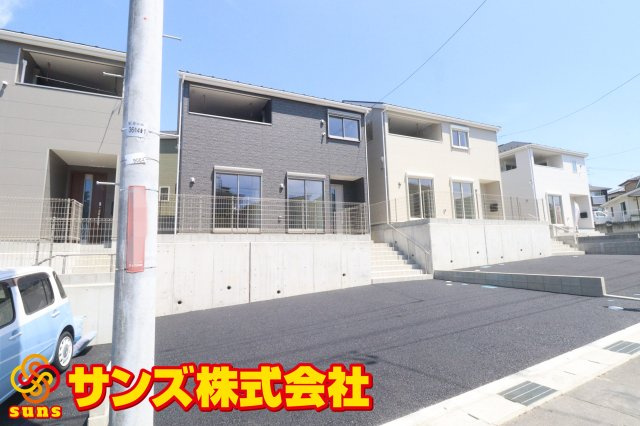 郡山市菜根３丁目　　　４号棟　　　桜小学校、郡山第３中学区の外観|南西側から見た駐車場を含む外観♪