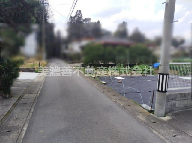 ６６７８８　岐阜市長良小松町1丁目土地の前面道路含む現地写真