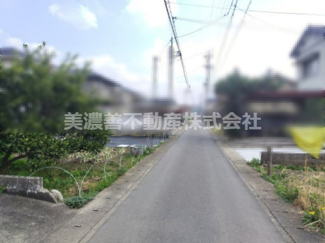 ６６７８８　岐阜市長良小松町1丁目土地の前面道路含む現地写真