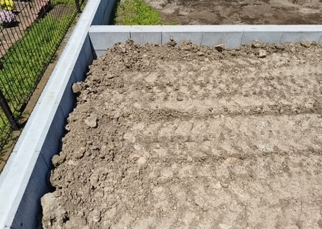 【外観】 | 家を建てる場合、方位は要チェックです。現実的に日当たりのよい家ならばリビングは南側、建築基準法でも北側に当たる家への配慮は求められています。土地を見学に行く際は、方位磁針を持って行くようにしましょう。