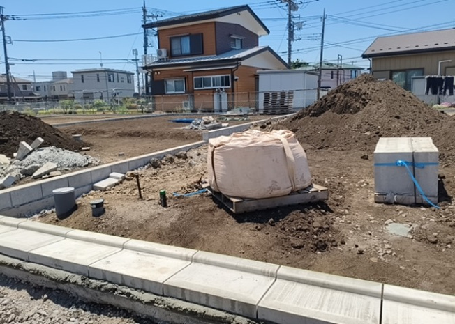 【外観】 | 現地に行くなら、物件の周囲の地形がどうなっているかを見ることも大切です。周辺より低くなっている土地では、大雨などで水が集まりやすいため、地盤が弱くなっているということも考えられるため、注意が必要です。