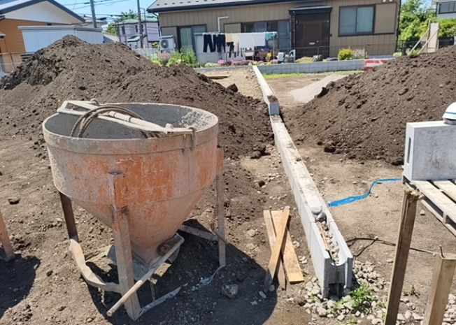 【外観】 | 土地購入を検討されている場合、境界杭がない状態で購入してしまうと境界確定測量をする必要があり、費用がかかります。購入の前に、売主、隣土地所有者立ち合いのもと境界を確定し境界杭を設置するのがベストです。