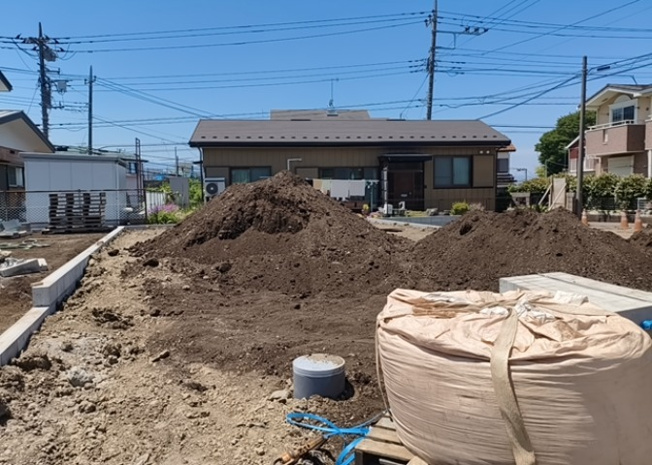 【外観】 | 家を建てる前提で土地を探している場合、地盤の丈夫さは譲れない条件の一つです。地盤が脆弱だと追加工事が必要となります。また、過去に地盤沈下や液状化現象を起こした土地は、できるだけ避けた方がいいでしょう。