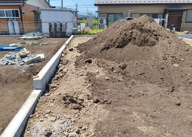 【外観】 | 人が暮らすうえで日光は大切な要素となります。日当たりの良さは譲れないポイントですね。併せて近くに大きな建築物の建築予定がないか、あるいはそれが可能な土地が近くにないか事前に確認することもお勧めします。
