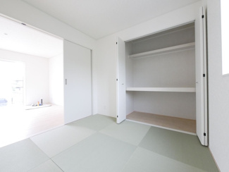 【和室】 | 甲斐市中下条 新築全2棟 2号棟 敷地広々80坪・車並列3台 | 1階　洋風和室　4.5帖