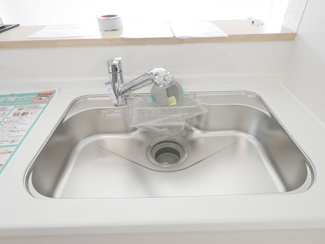 【キッチン】 | 甲斐市中下条 新築全2棟 2号棟 敷地広々80坪・車並列3台 | 浄水器一体型水栓付きシンク
