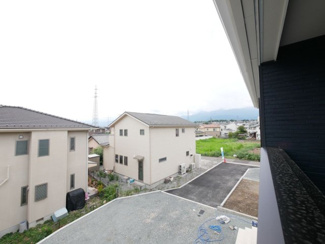 【展望】 | 甲斐市中下条 新築全2棟 2号棟 敷地広々80坪・車並列3台 | バルコニー西側を望む