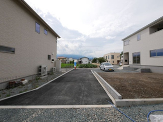 【前面道路含む現地写真】 | 甲斐市中下条 新築全2棟 2号棟 敷地広々80坪・車並列3台 | 進入路