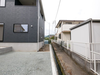 【周辺】 | 甲斐市中下条 新築全2棟 2号棟 敷地広々80坪・車並列3台 | 敷地東側境界