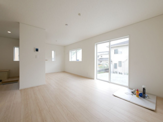 【居間・リビング】 | 甲斐市中下条 新築全2棟 2号棟 敷地広々80坪・車並列3台 | 広々LDK　ご家族団らんの場所に