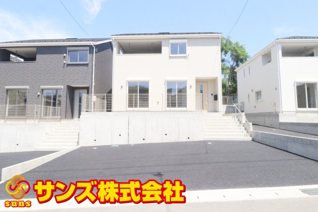 郡山市菜根３丁目　　　５号棟　　　桜小学校、郡山第３中学区の外観|南側から見た駐車場尾を含む外観♪