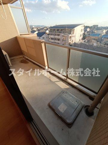 ランドマーク豊川のバルコニー|同建物内別部屋の写真です。
