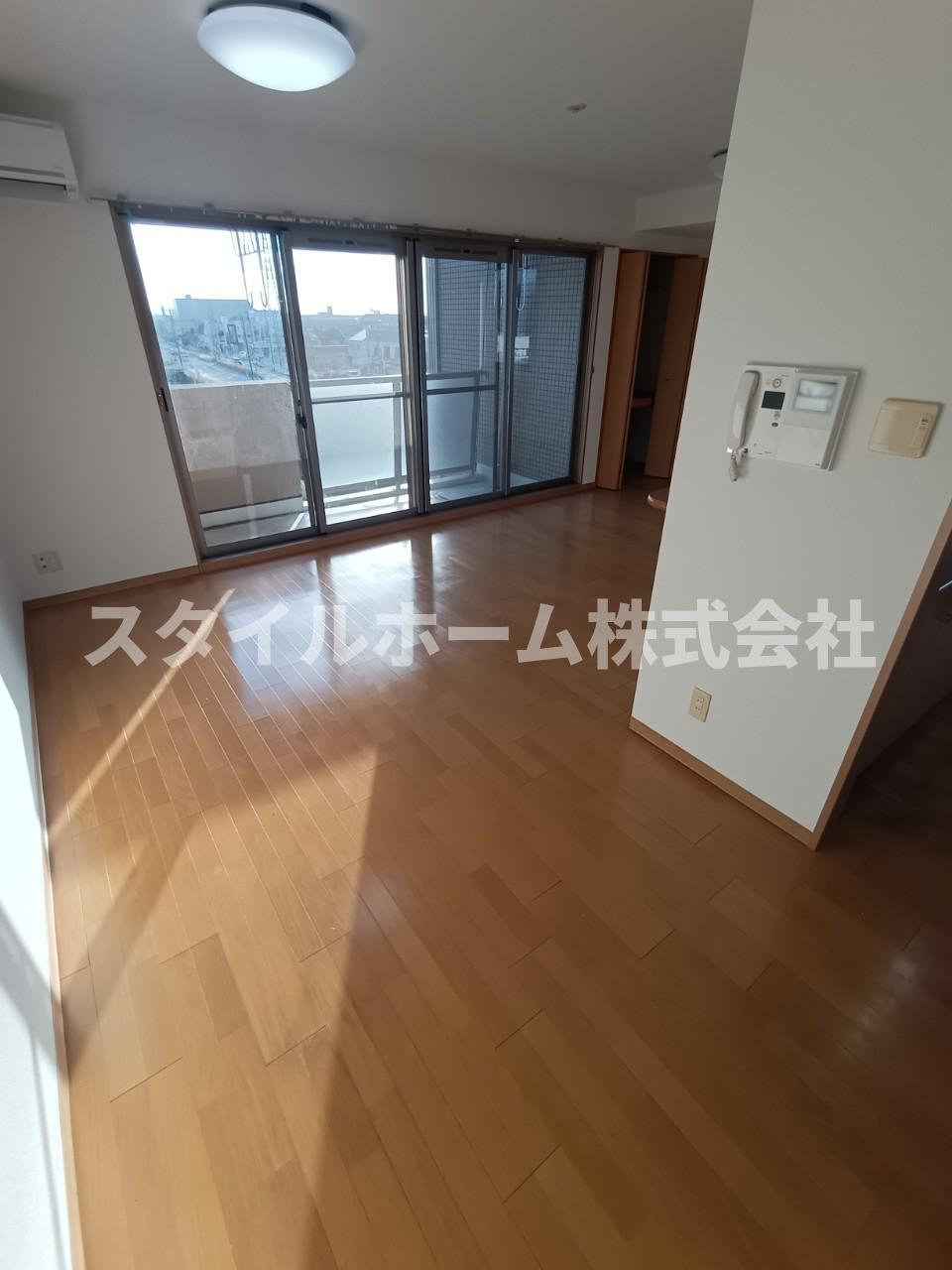 ランドマーク豊川の居間・リビング|同建物内別部屋の写真です。