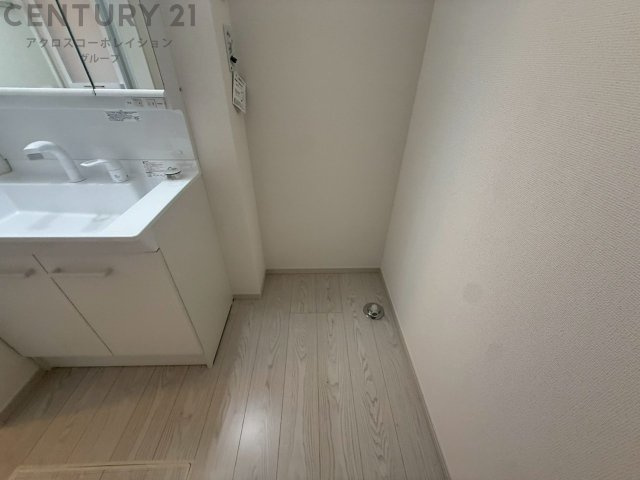 洗濯物の仕分け作業がしやすく、整理整頓が容易になります。洗濯音や湿気を他の部屋に持ち込まず、生活環境を快適に保ちます。上部を活用すれば収納スペースを確保でき洗剤や洗濯用品の整理もしやすくなります。