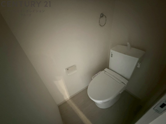 温水洗浄便座付トイレは温水洗浄機能により、暖かい水でおしりを洗浄することができ、冷たい水を使う従来の便座に比べ、温水洗浄機能で暖かいトイレを提供し、快適な使用を可能にします。