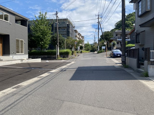 下伊敷2丁目　新築戸建ての前面道路含む現地写真