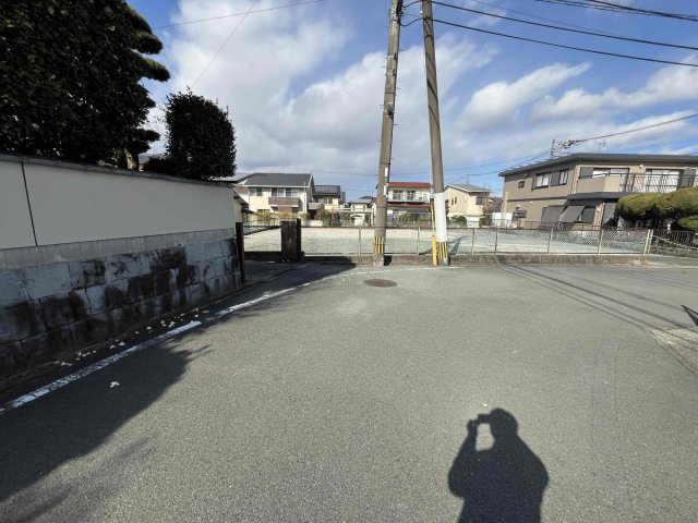 ブルーミングガーデン／北区楡木4丁目／2号棟の前面道路含む現地写真