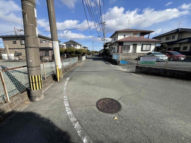 ブルーミングガーデン／北区楡木4丁目／2号棟の前面道路含む現地写真
