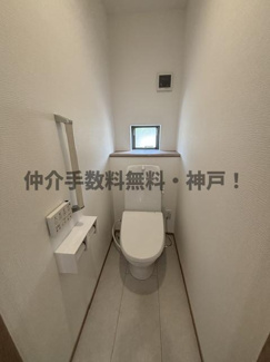 【トイレ】 | 神戸市垂水区桃山台4丁目　新築戸建B号棟　仲介手数料無料！ | トイレです