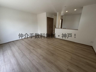 【居間・リビング】 | 神戸市垂水区桃山台4丁目　新築戸建B号棟　仲介手数料無料！ | こちらの居間で趣味の時間をお楽しみください