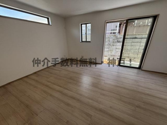 【居間・リビング】 | 神戸市垂水区桃山台4丁目　新築戸建B号棟　仲介手数料無料！ | ゆったり過ごせるリビングです