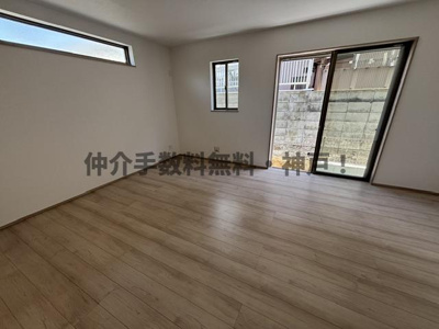 【居間・リビング】 | 神戸市垂水区桃山台4丁目　新築戸建B号棟　仲介手数料無料！ | ゆったり過ごせるリビングです