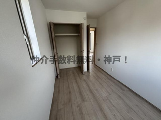 【洋室】 | 神戸市垂水区桃山台4丁目　新築戸建B号棟　仲介手数料無料！ | 明るい洋室です