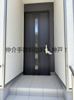 【玄関】 | 神戸市垂水区桃山台4丁目　新築戸建B号棟　仲介手数料無料！ | シンプルで使いやすい玄関です