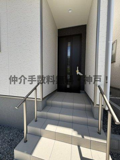 【玄関】 | 神戸市垂水区桃山台4丁目　新築戸建B号棟　仲介手数料無料！ | 落ち着いた玄関です