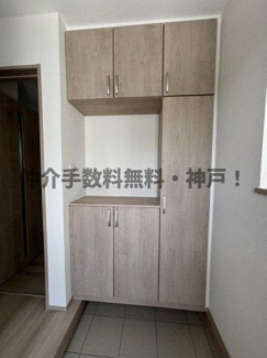 【玄関】 | 神戸市垂水区桃山台4丁目　新築戸建B号棟　仲介手数料無料！ | 収納もある玄関です
