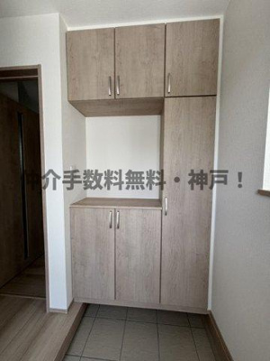 【玄関】 | 神戸市垂水区桃山台4丁目　新築戸建B号棟　仲介手数料無料！ | 収納もある玄関です