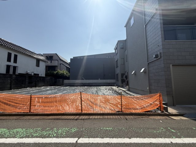 【外観】 | すっきりとした平坦な敷地形状で、周囲の建物との間隔も確保されています。世田谷公園まで徒歩6分、駒繋公園まで徒歩2分と、緑豊かなスポットが身近に揃い、日常の中で自然を身近に感じられます。