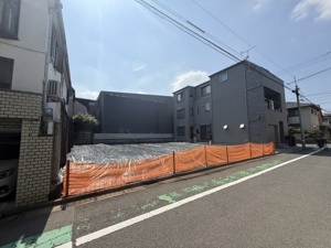 【前面道路含む現地写真】 | 周辺は穏やかな風が通る閑静な街並みです。東急田園都市線「三軒茶屋」駅徒歩17分、東急東横線「祐天寺」駅徒歩12分のほか「学芸大学」駅も利用でき、都心へのスムーズなアクセスと快適な暮らしが両立します♪