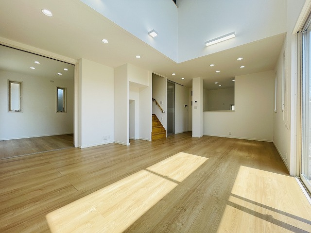 【居間・リビング】 | 福岡市東区三苫２丁目　戸建て | 隣の洋室と繋げばリビングはさら広々。様々なインテリアが楽しめそうです！
