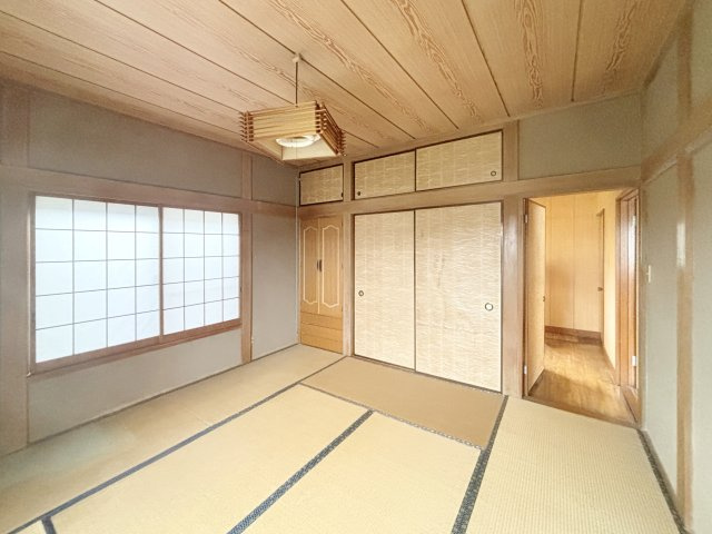 厚木市飯山南１丁目戸建の和室|2階南側和室/ベランダ付