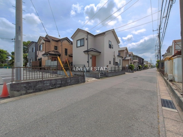 越谷市東大沢2丁目 中古戸建の前面道路含む現地写真