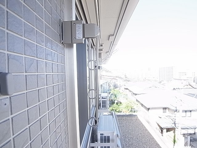 神戸市長田区大塚町１丁目のアパートのバルコニー