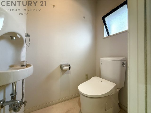 換気のできる窓付き！温水洗浄便座付きのトイレです♪